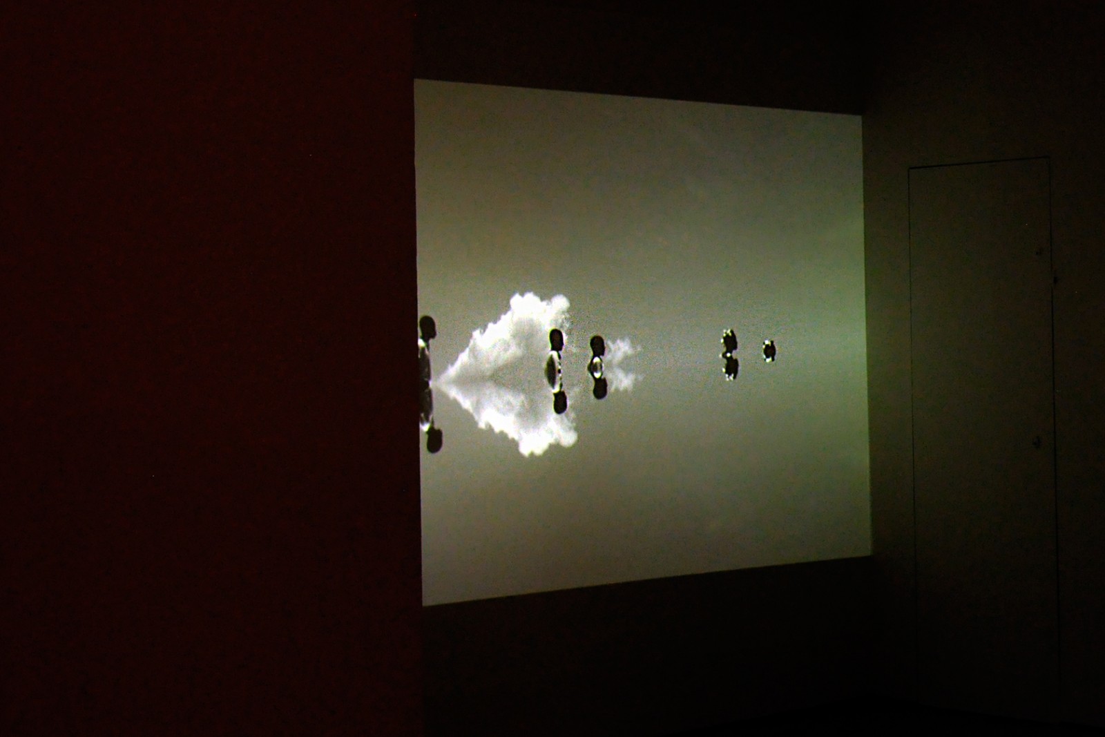 Cool, Calm and Collected: Tendenser fra samtidskunstscenen på ARoS</br>Jeannette Ehlers videoinstallation
<br />Black Bullets, 2012. Hun laver også perfomance på udstillingen. </br>Foto: Kulturmagasinet Fine Spind